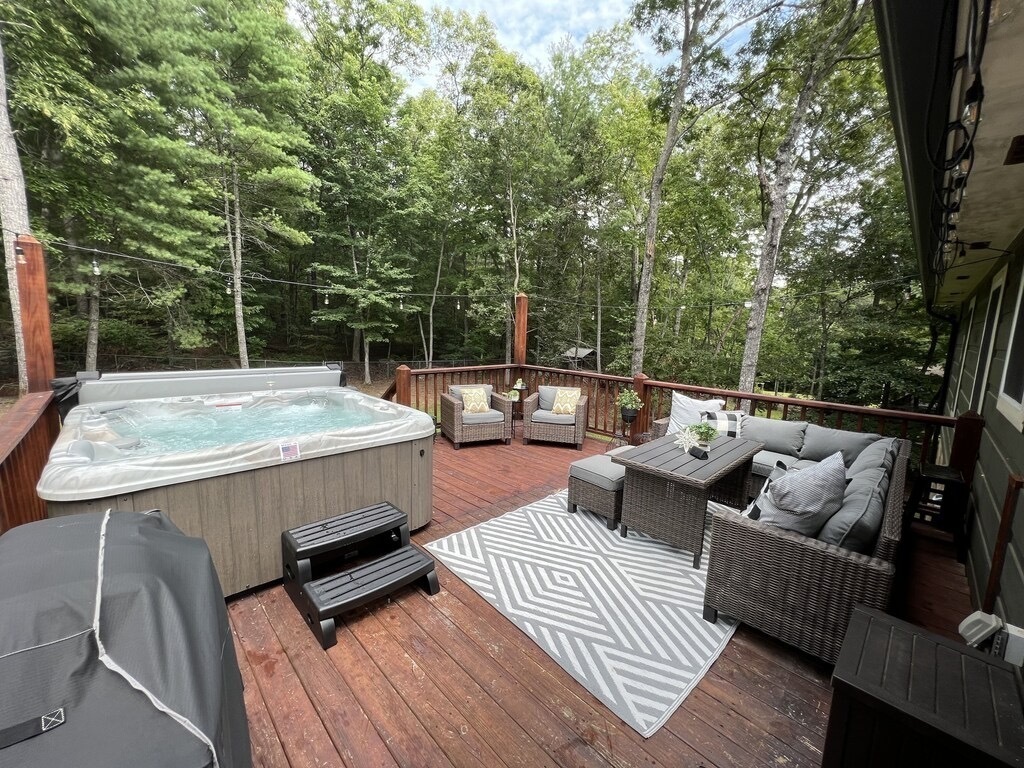 Large back deck with hot tub