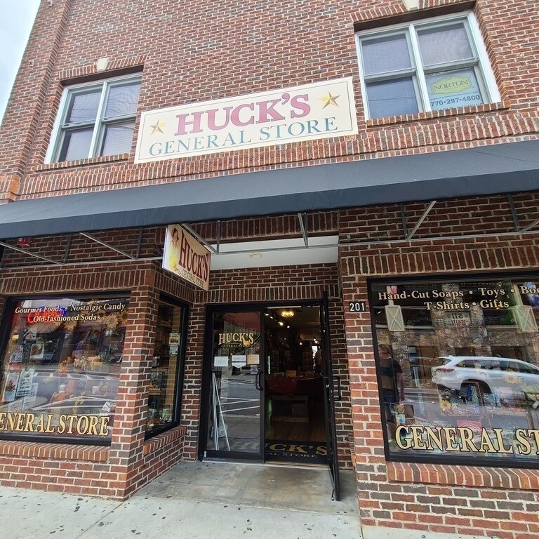 Downtown 5 minutes away