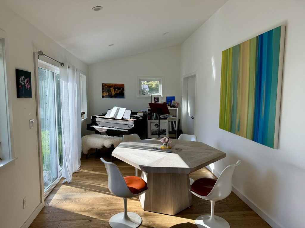 Dining are + piano