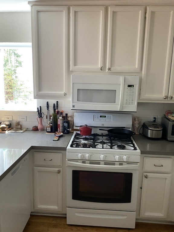 Kitchen has all the required amenities