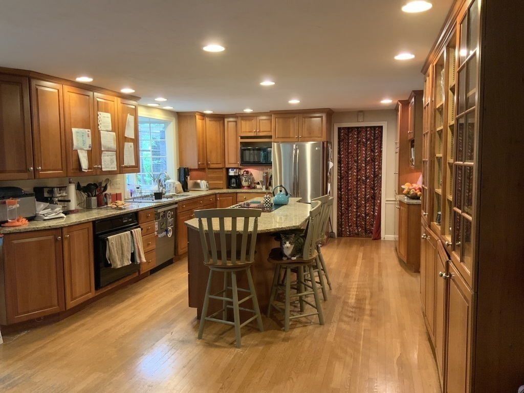 Full Kitchen view- great for cooking, baking