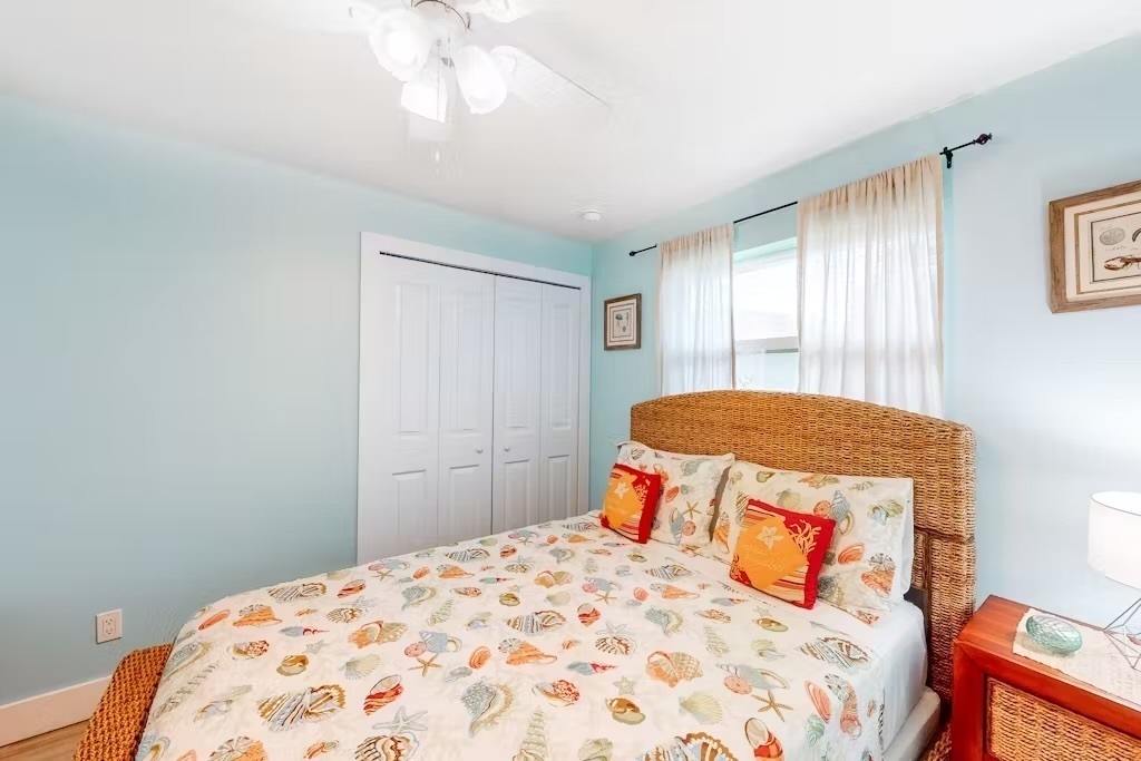 2nd bedroom with queen bed