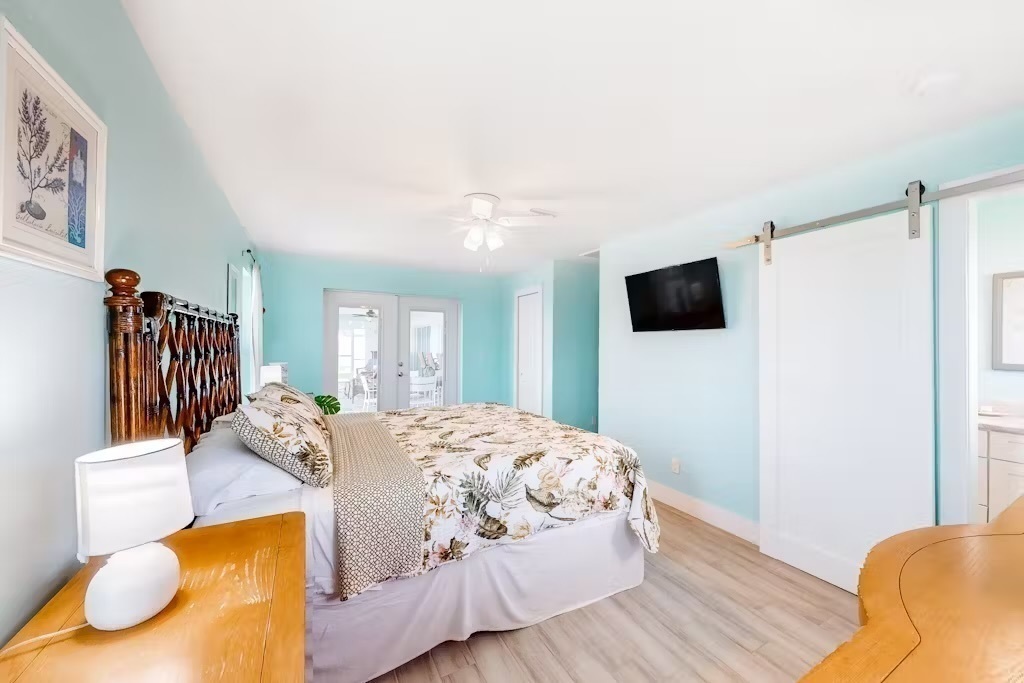 primary suite with King bed, ensuite bathroom