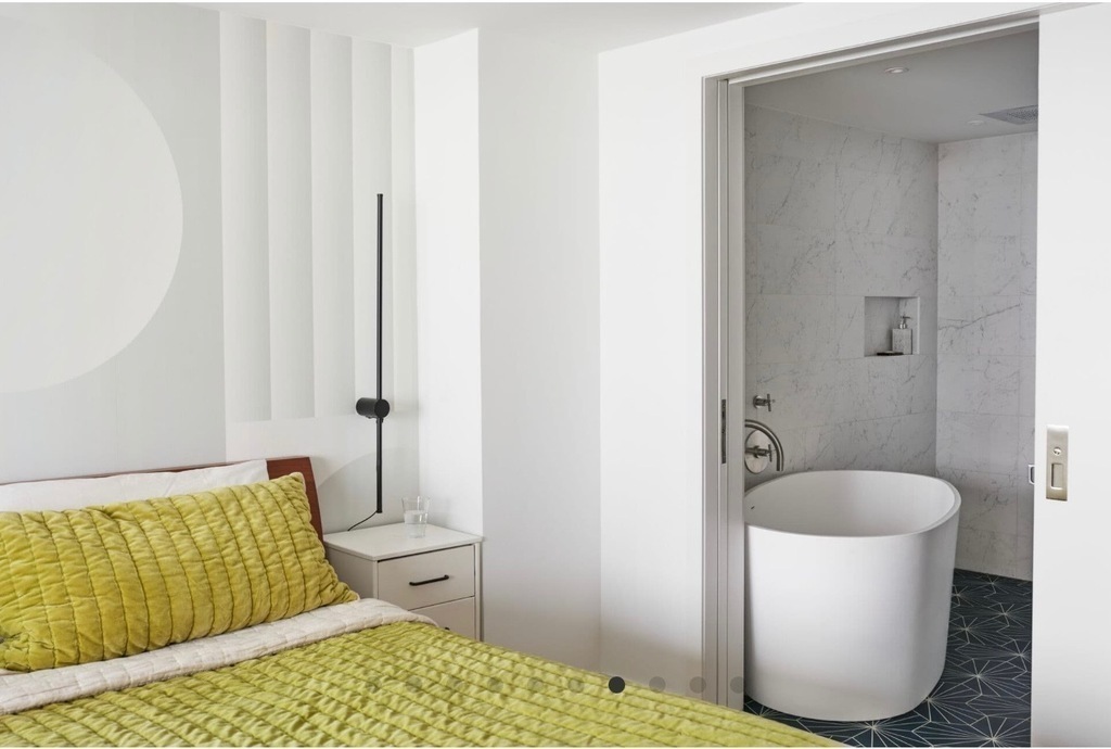 Master bdrm with en suite bathroom