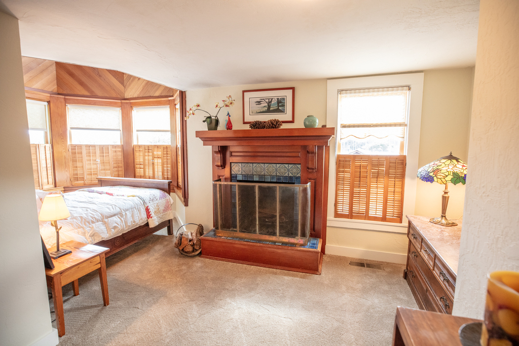 Bedroom 2 (tower) - full bed