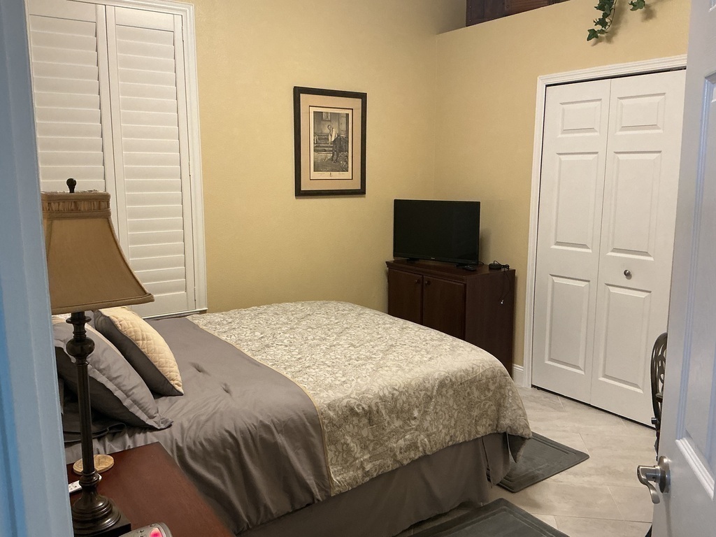 Middle guest queen bedroom