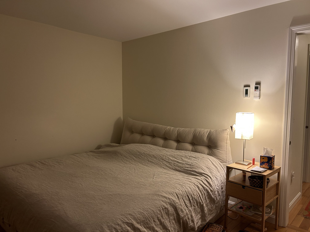 BAck bedroom, can sleep 2-3, king size huge bed