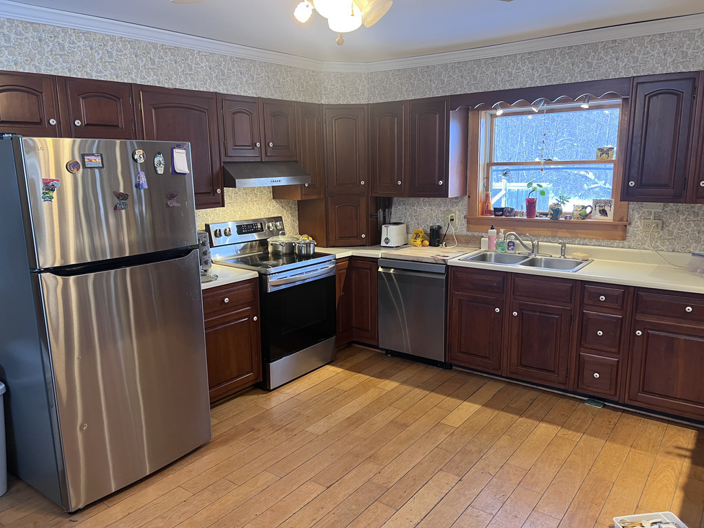 Big Kitchen for those that like to cook. New appliances.  Electric Stove. 