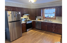 Big Kitchen for those that like to cook. New appliances.  Electric Stove. 