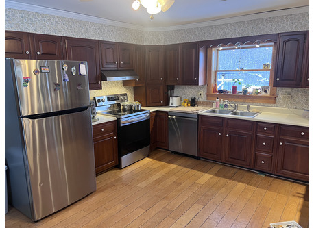Big Kitchen for those that like to cook. New appliances. Electric Stove.
