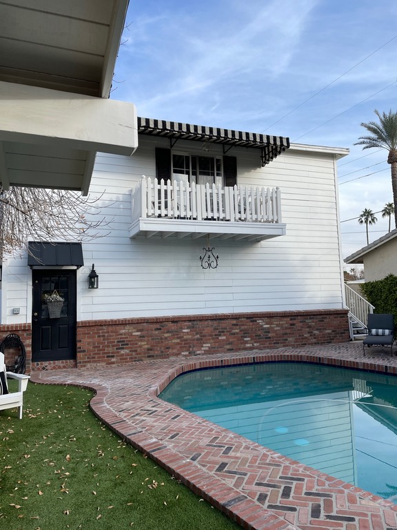 Looking at the flat from the pool/barbeque area.  Shows the balcony