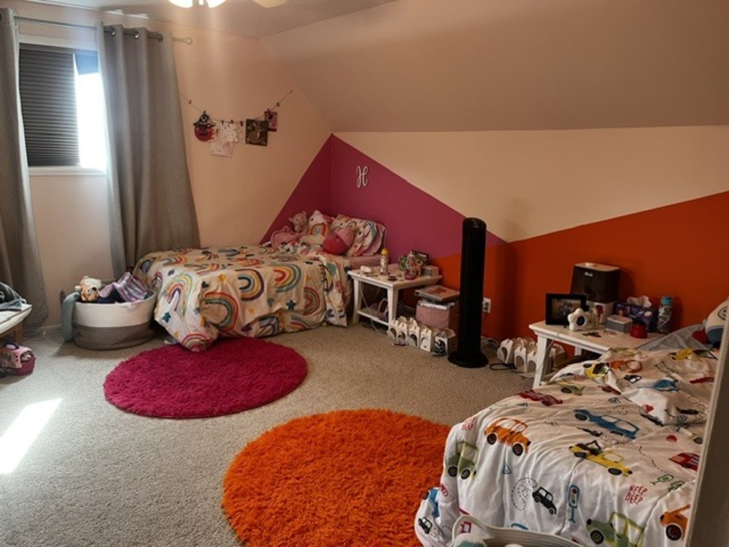 Kids' room with 2 twin beds (upstairs)