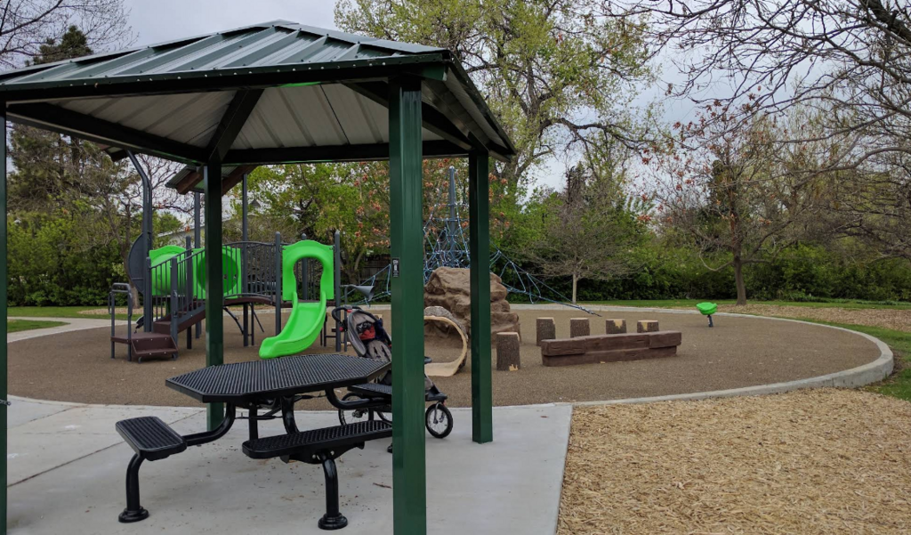 deKoevend Park Tot Lot - 5 minute walk