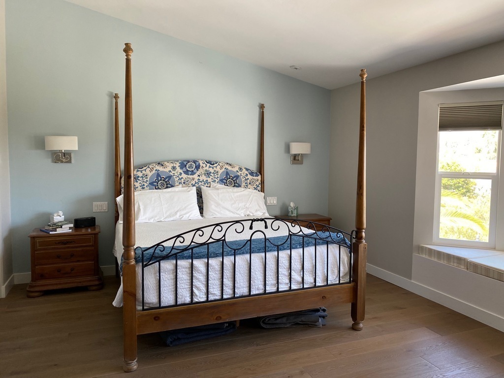 Bedroom #1: Sleeps 2 in a king-size bed.