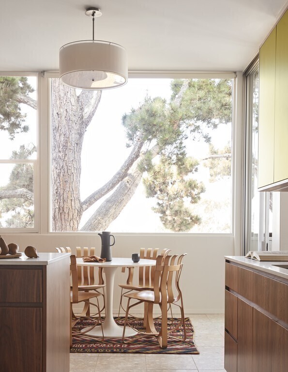 Casual dining in kitchen (a more formal dining table is in living/dining room)