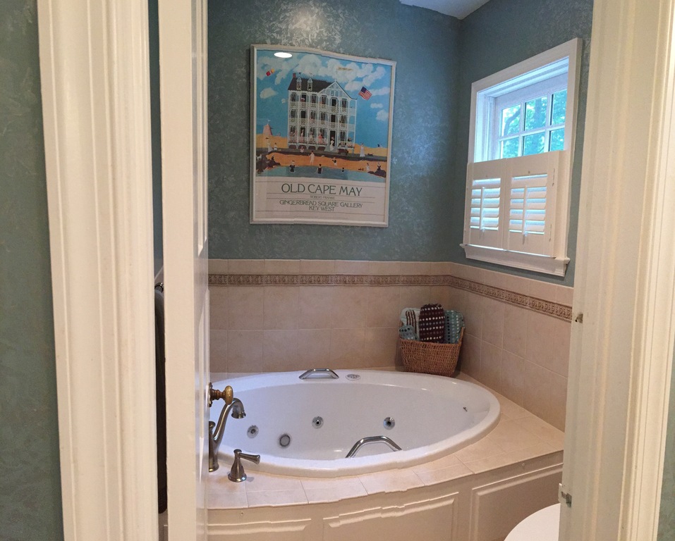 Ensuite Bathroom (Primary Bedroom) - WC and Jacuzzi