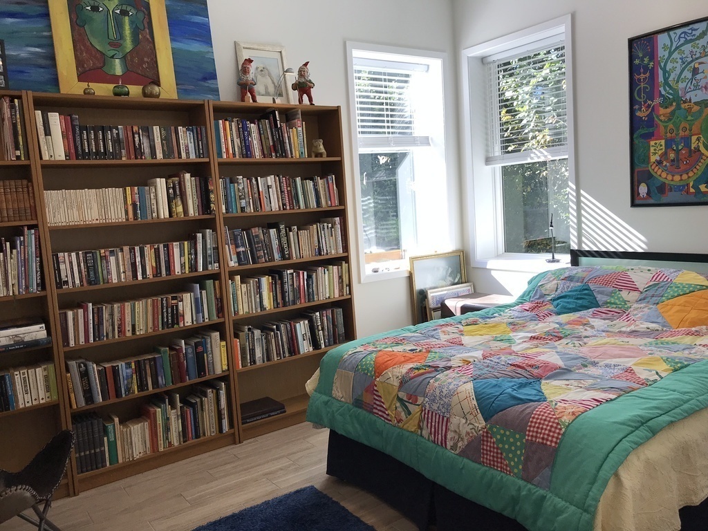 Bedroom downstairs with queen size bed