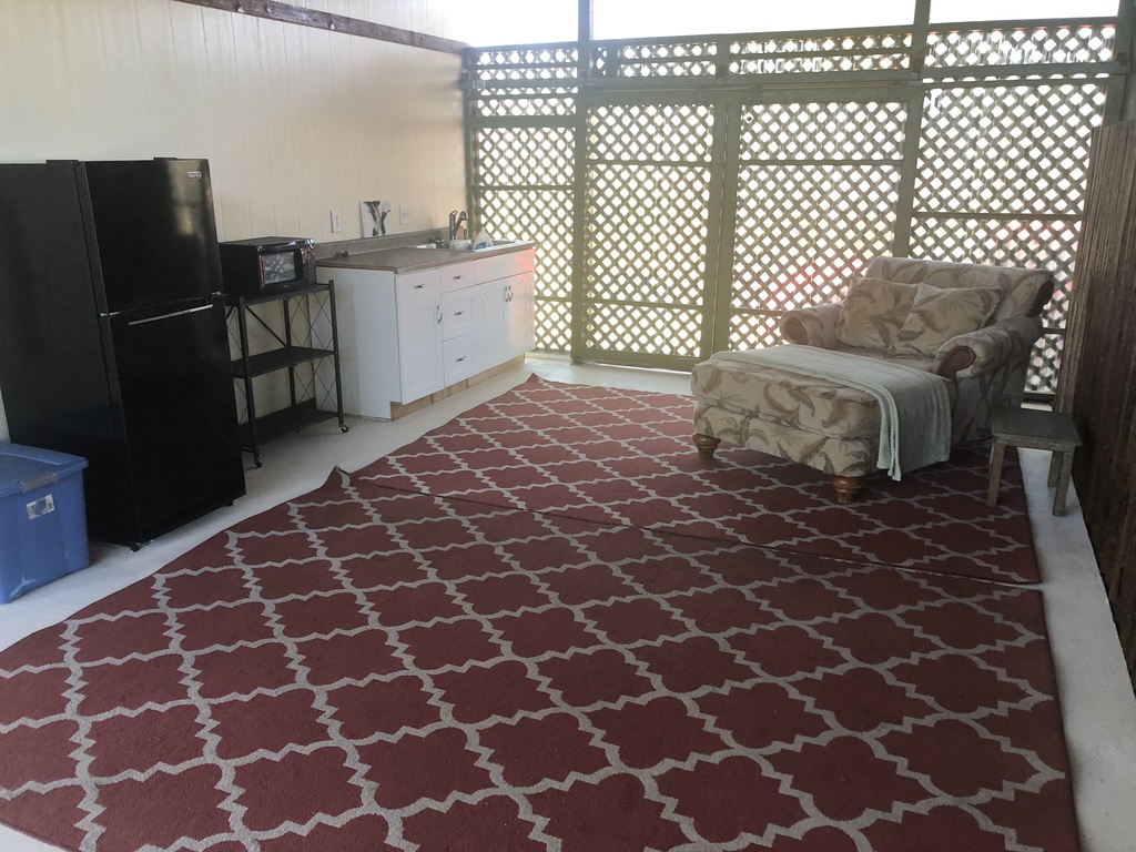 Downstairs kitchenette - no oven.