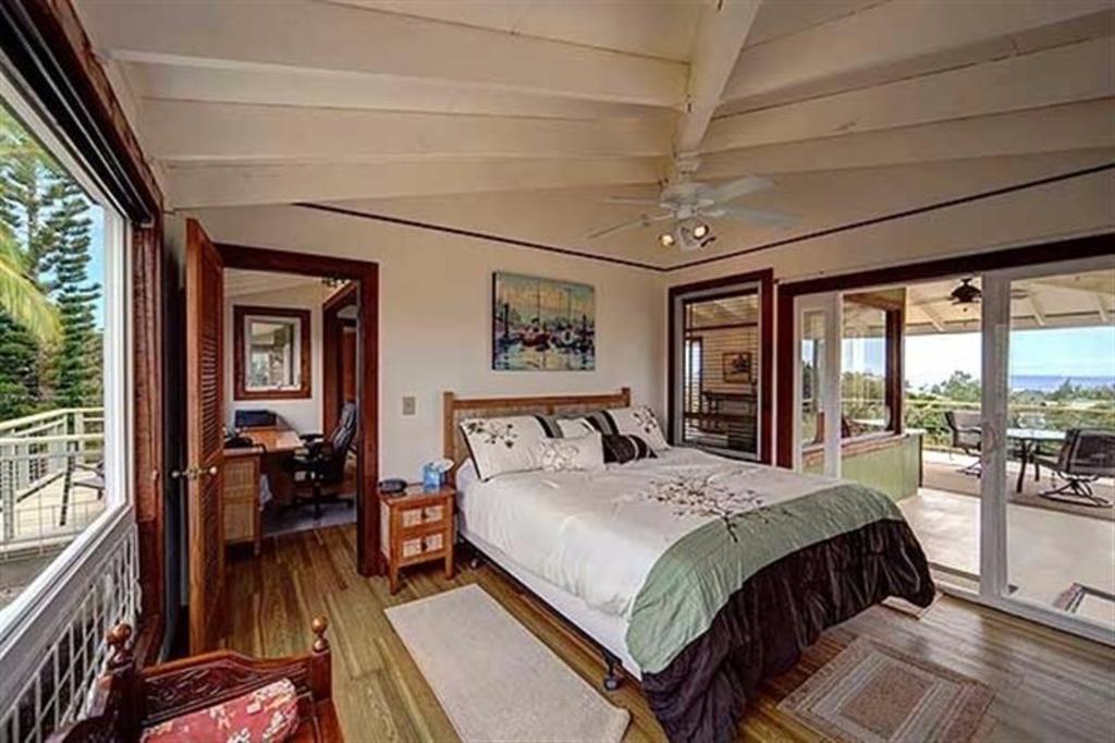 One screened bedroom with kingsize bed. (An additional single bed with mosquito netting is on the lanai.)