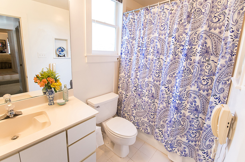 Upstairs Ensuite Full Bathroom - New Orleans