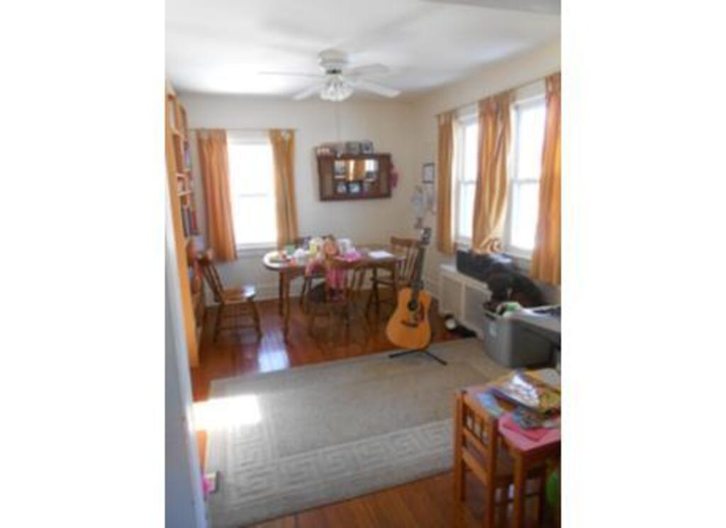 Living room (dining area)