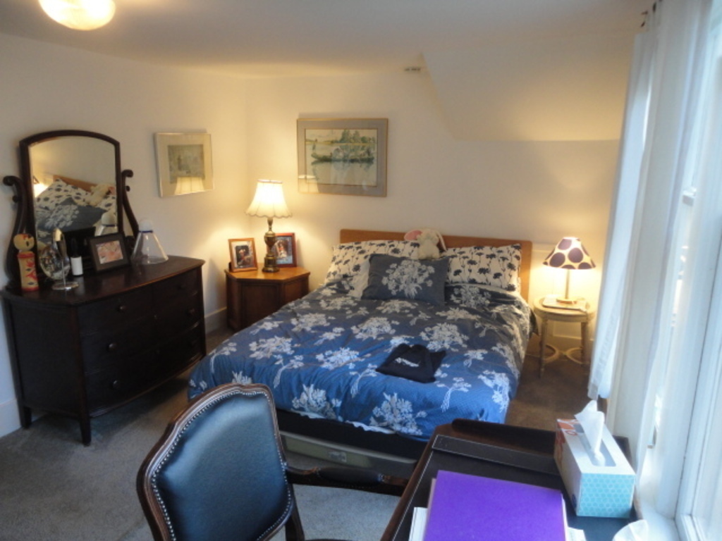 Upstairs bedroom with a queen size bed (196 cm long, 150 cm wide)