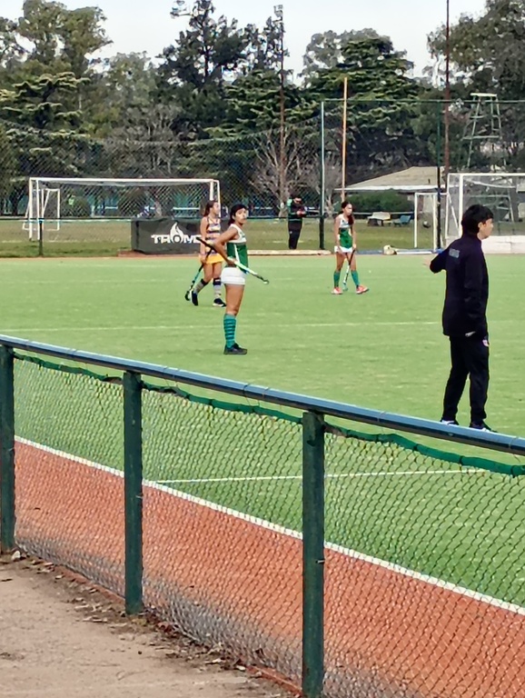 Mí hija juega al hockey los fines de semana 