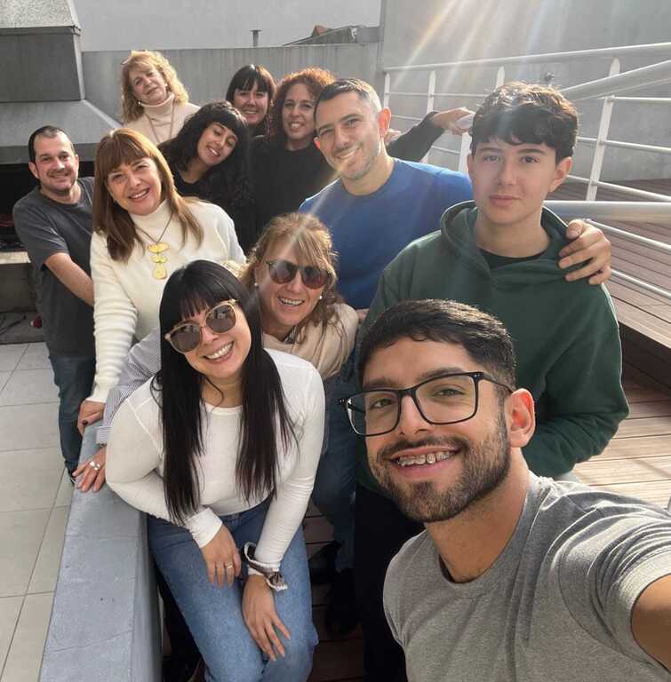 Un encuentro familiar, dos genenaciones presentes 
