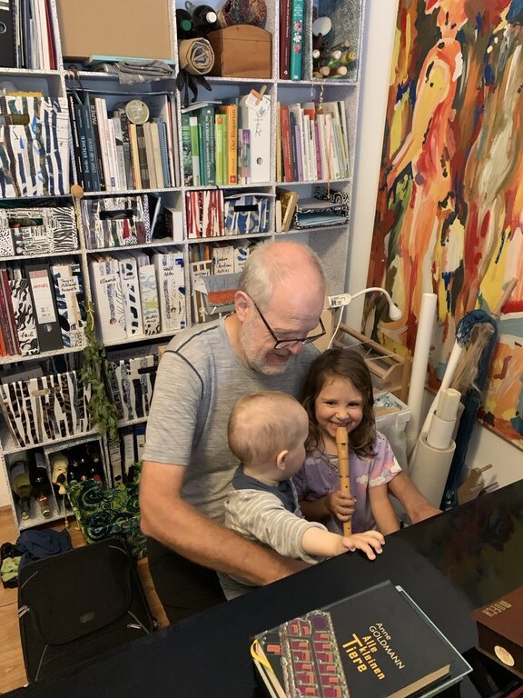 Albert mit den beiden Enkelkindern. Dezember 2025