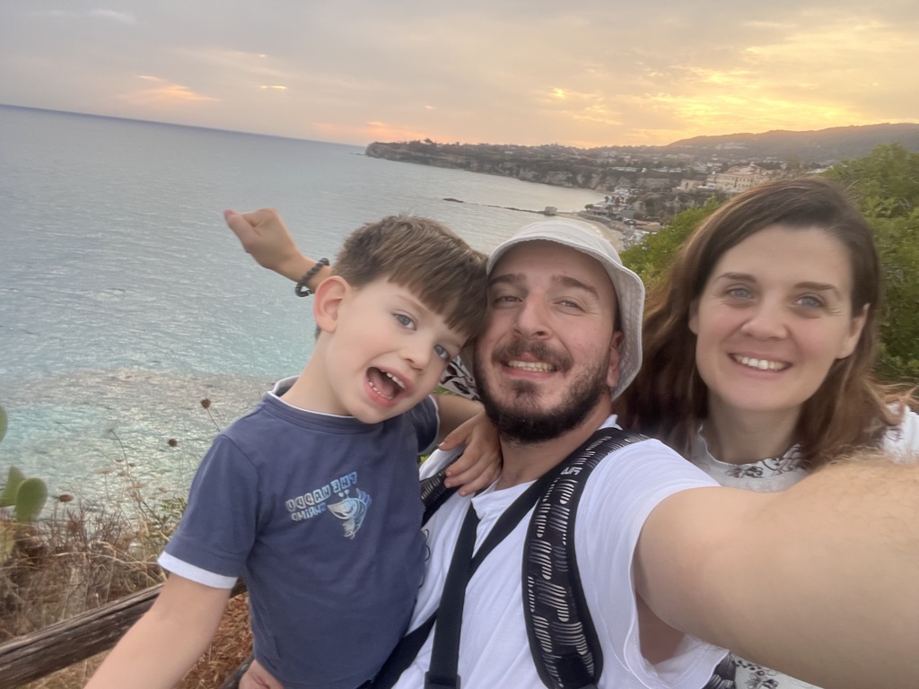 von links: Noah, Sam und Kerstin