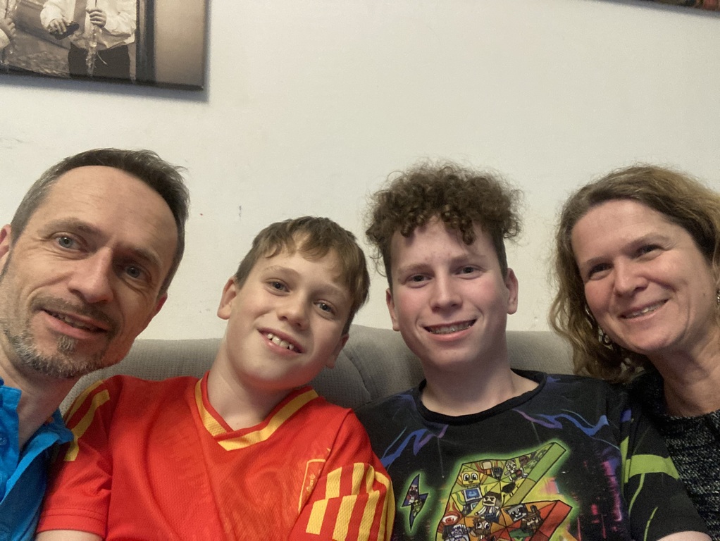 Wir vier zuhause auf der Couch 