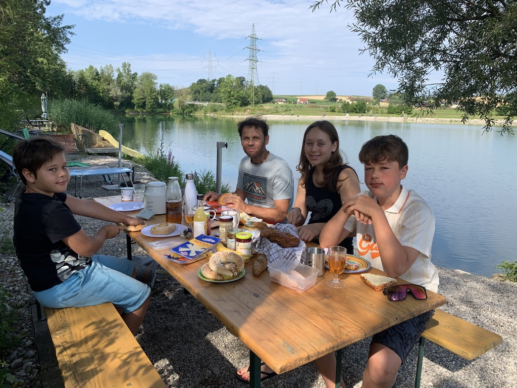 Gemeinsames frühstücken an unserm seeplatz lieben wir alle im Sommer 