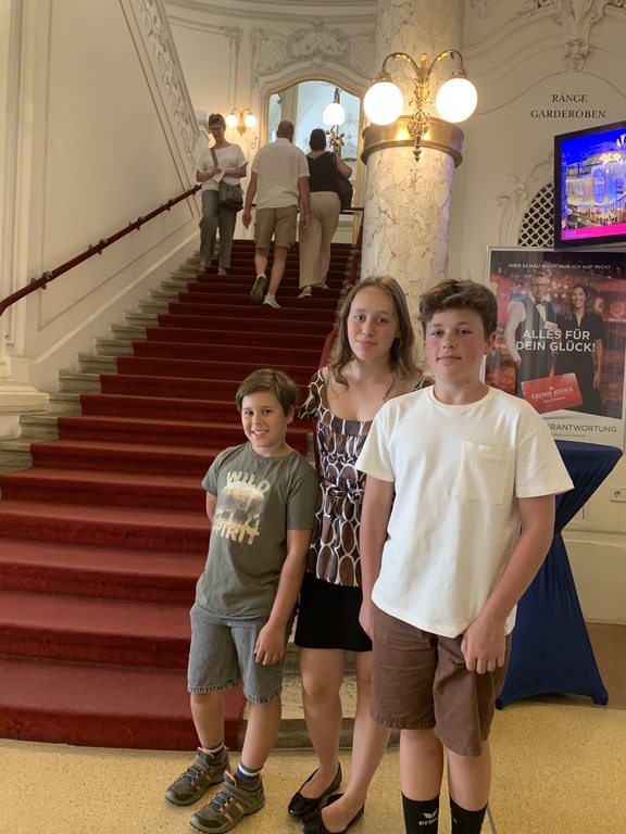 Oder nach wien zu einem Musical zu fahren ist der Hit! Einfach in den zug vor der Haustür steigen und schon gehts los! 1,5 st...