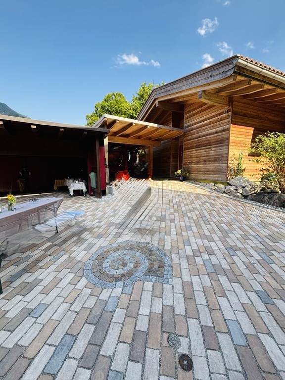 Die Einfahrt zum Bioblock Haus