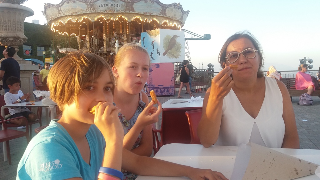 Me and the girls during  our trip in Barcelona in 2019/ Moi et les filles pendant notre vaoyage à Barcelona pendant l'été de 201