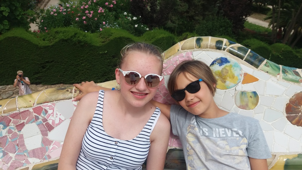 Cien and Flore in Park Güell (Summer 2019)/ Cien et Flore à Park Güell (été 2019)