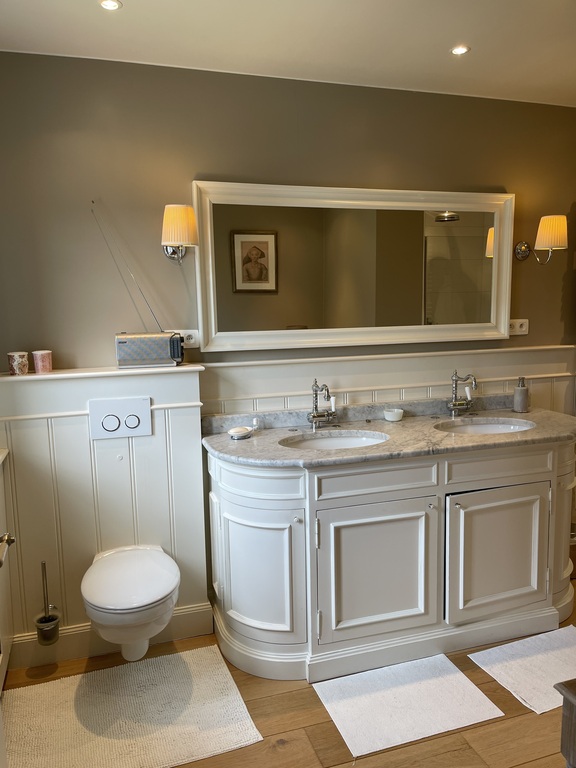 Upstairs bathroom 