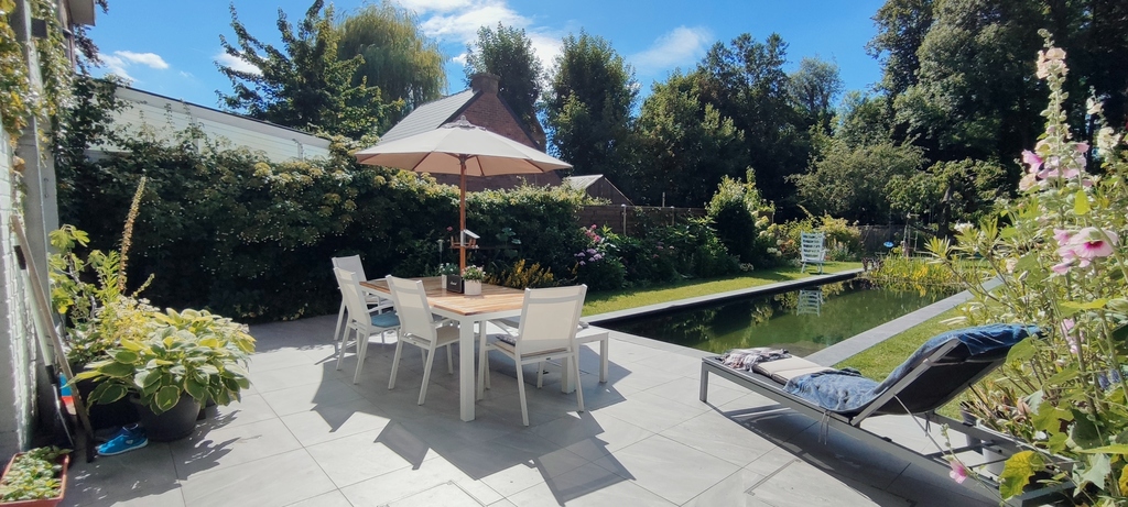 ruim terras met uitzicht op de zwemvijver
