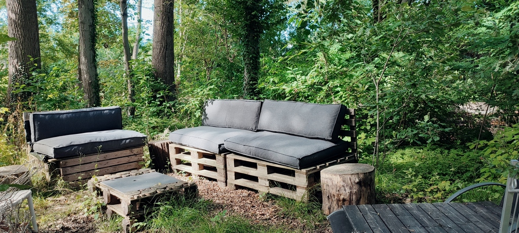 Heerlijke lounge tussen de bomen, en lekker koel tijdens de zomer.