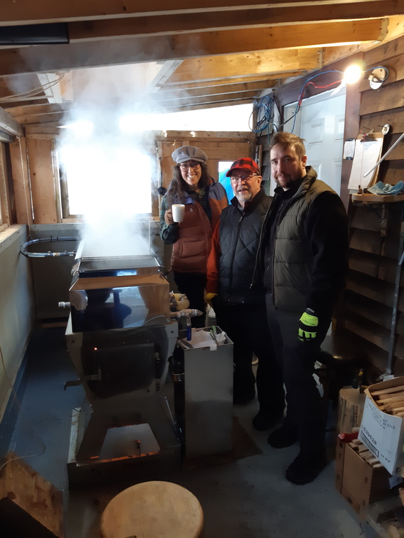 Fabrication du sirop d'érable. Sur la photo, le frère et le père de Julie