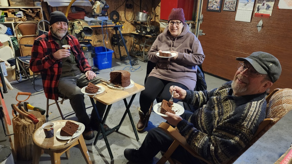 Dans le garage chez mon père, avec ma soeur, nos voisins.