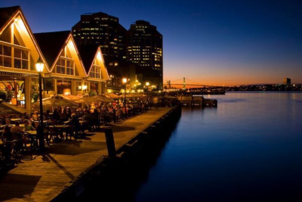 Walk to waterfront with ships and restaurants in 15 minutes 