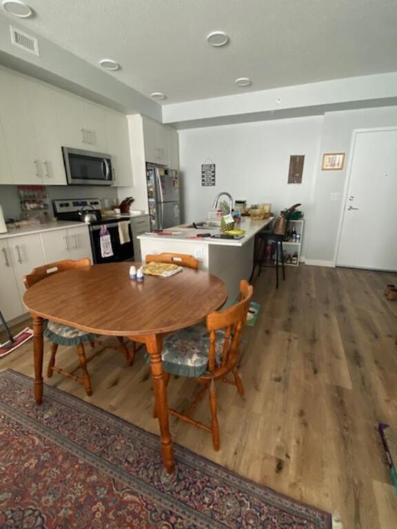 Kitchen and dining table