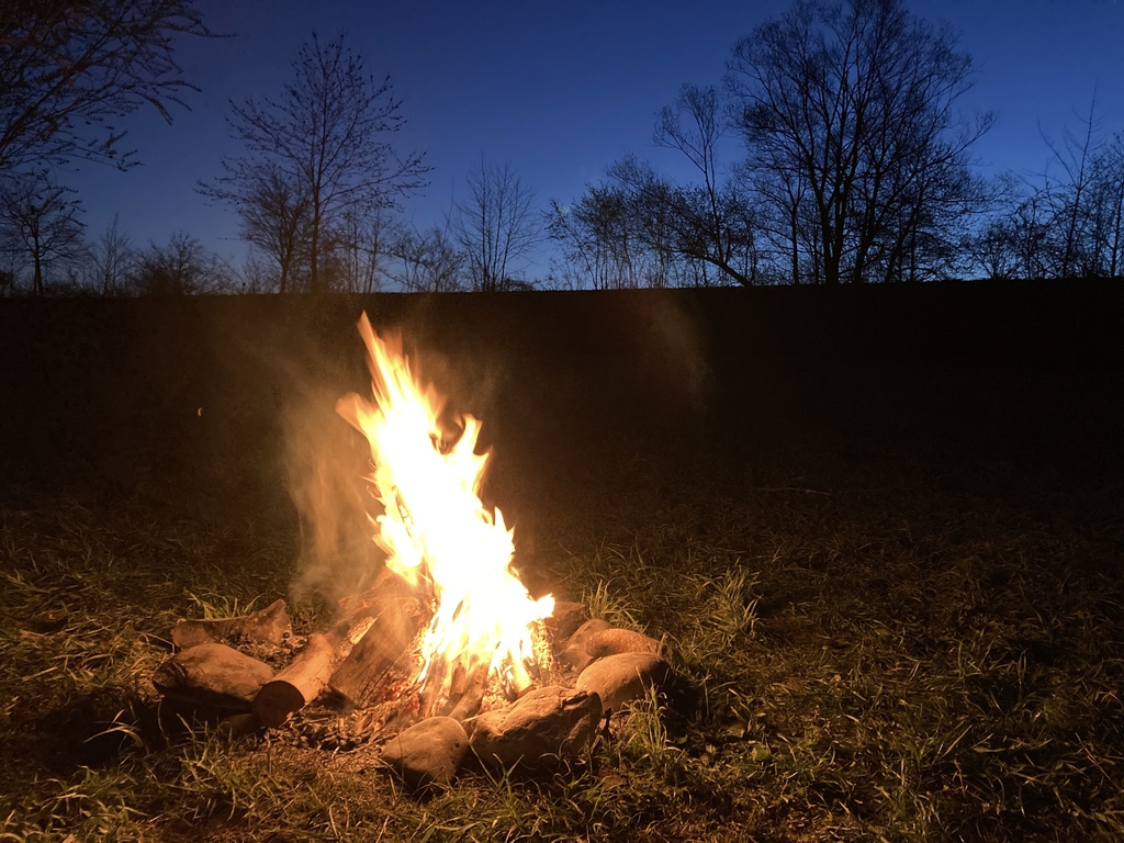 An Ostern entzünden wir oft vor Tagesanbruch ein Osterfeuer am Ufer der Sihl.