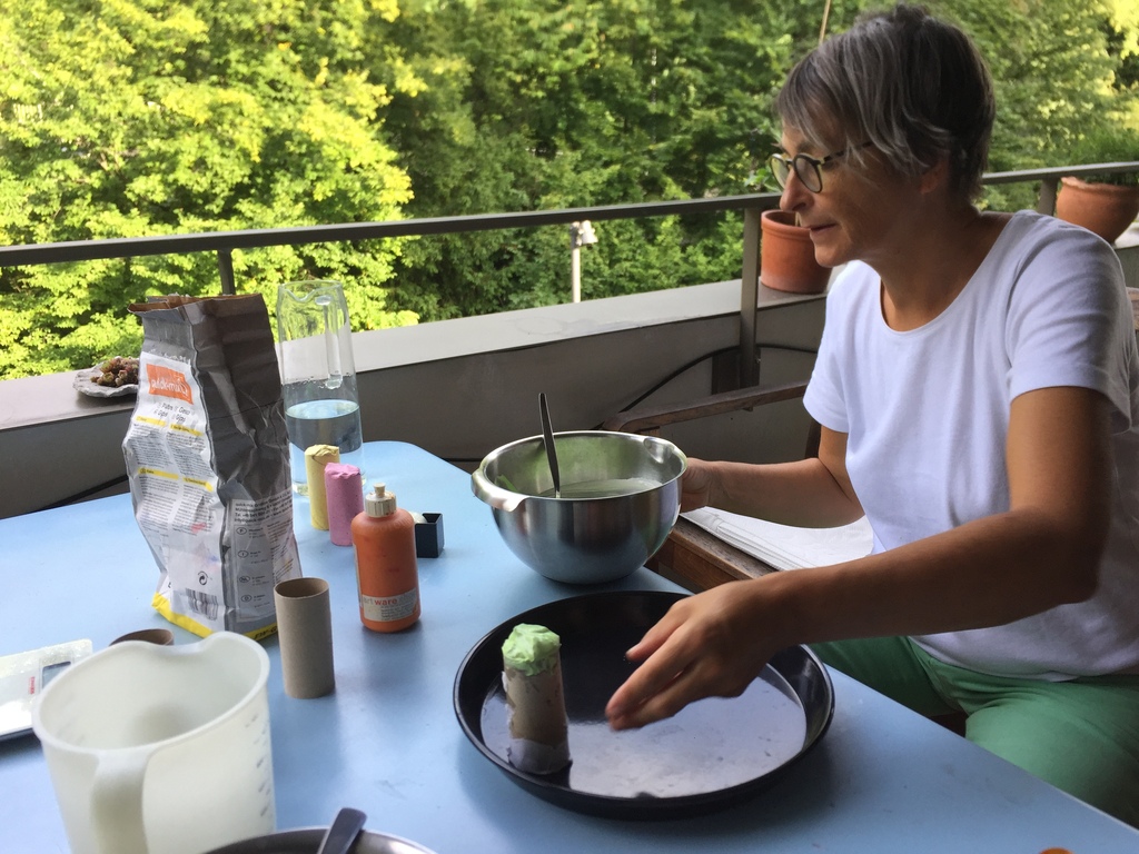 Handwerkeln auf dem Balkon ( Strassenkreiden selber machen für die SchülerInnen).