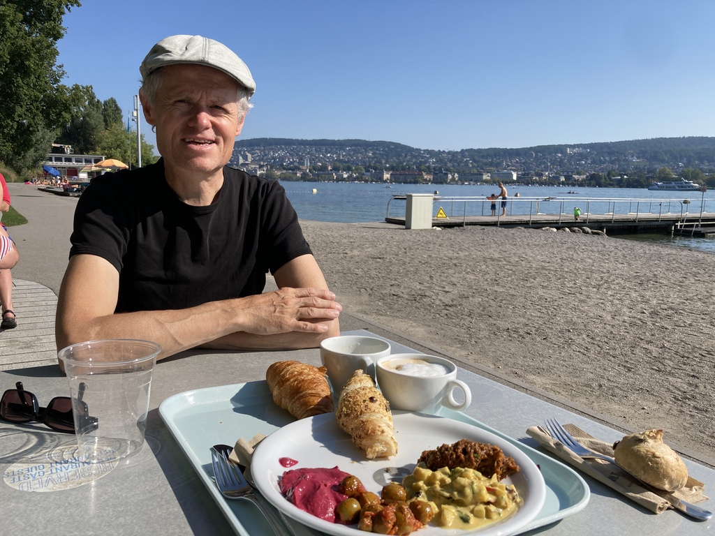 Im Freibad Mythenquai lässt sich ein Sommertag angenehm starten.