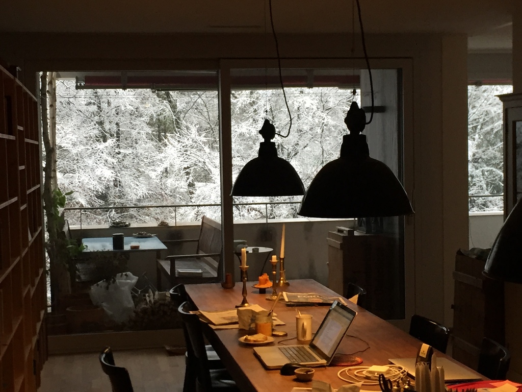 Arbeiten, handwerken, essen - alles machen wir gerne an unserem langen Tisch.