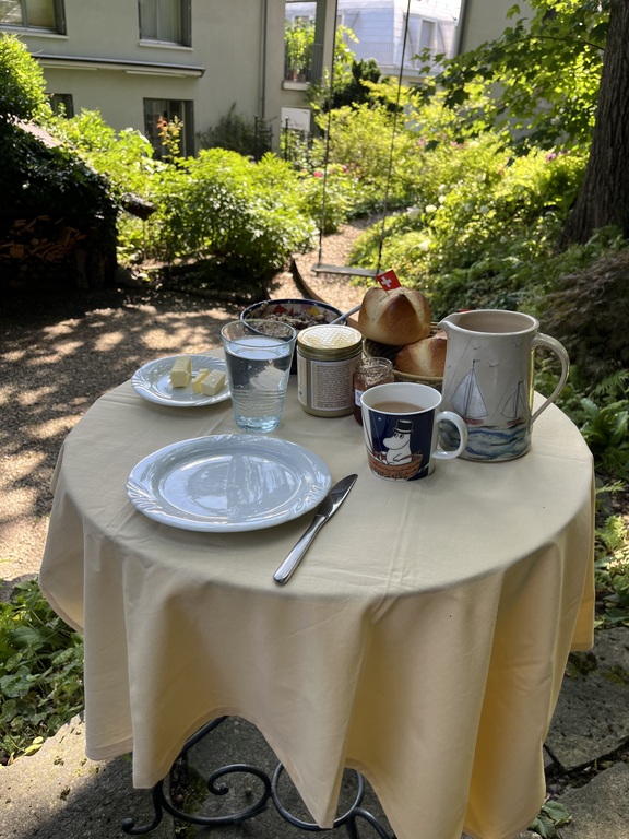 Breakfast in the garden with the first sunbeams