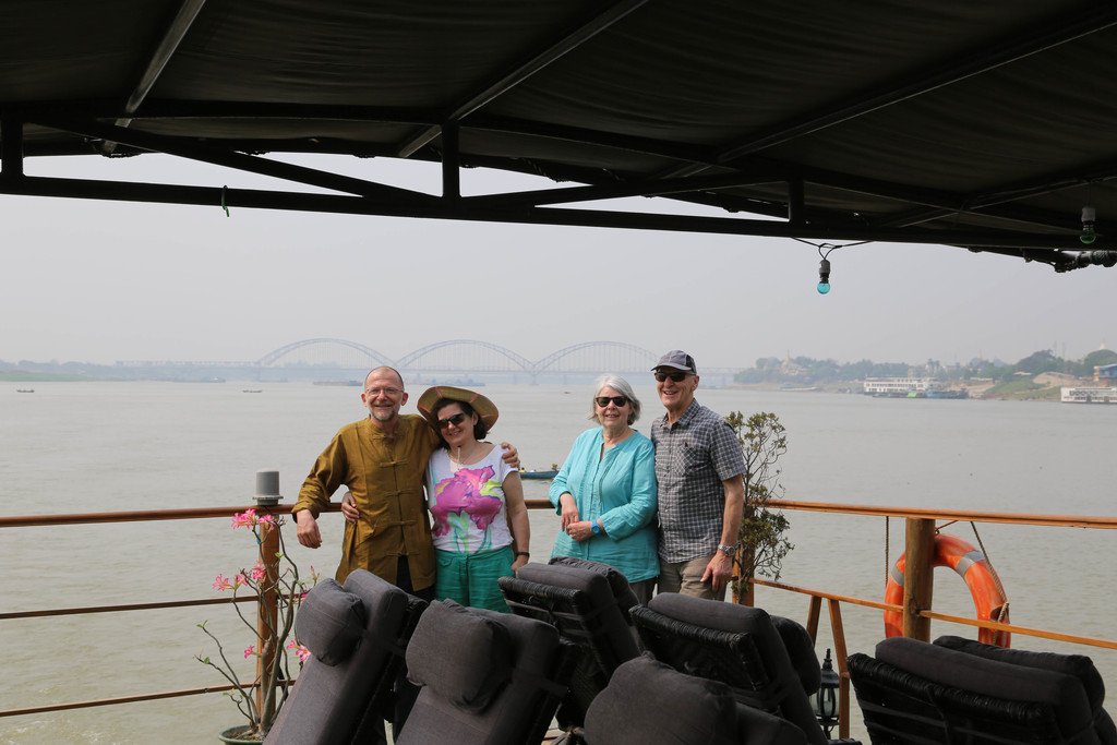 2018 haben wir mit Freunden Ferien in Myanmar verbracht, links Xaver und Jacqueline, rechts das befreundete Ehepaar