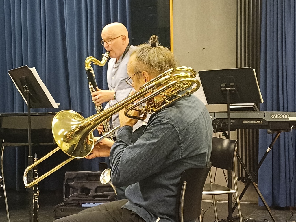 Remo beim Musizieren mit Bassklarinette